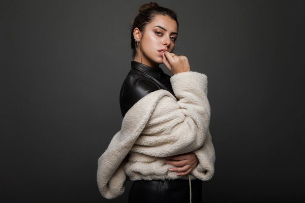 Prêt à porter musulman : qualité et diversité avec abaya, caftan, djellaba, hijab et qamis