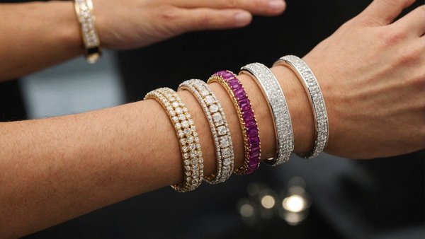 Pourquoi opter pour un magasin de bijoux en ligne pour commander un bracelet ?